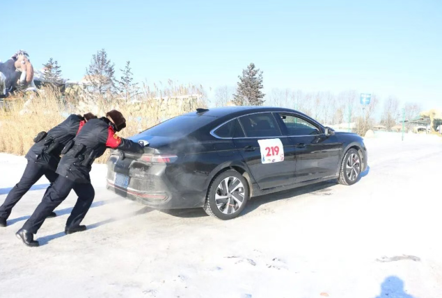 冰雪燃擎 藏蓝护航 